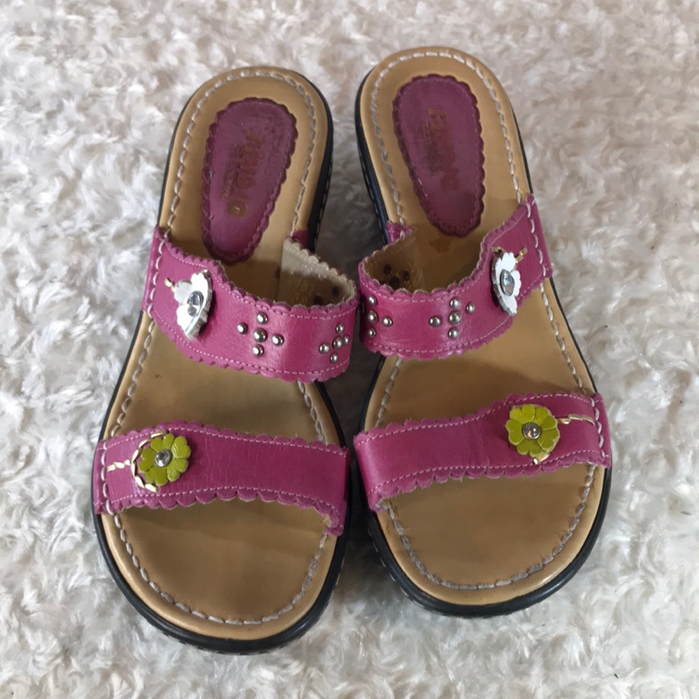 Finding sandals - Picture 6 of 7